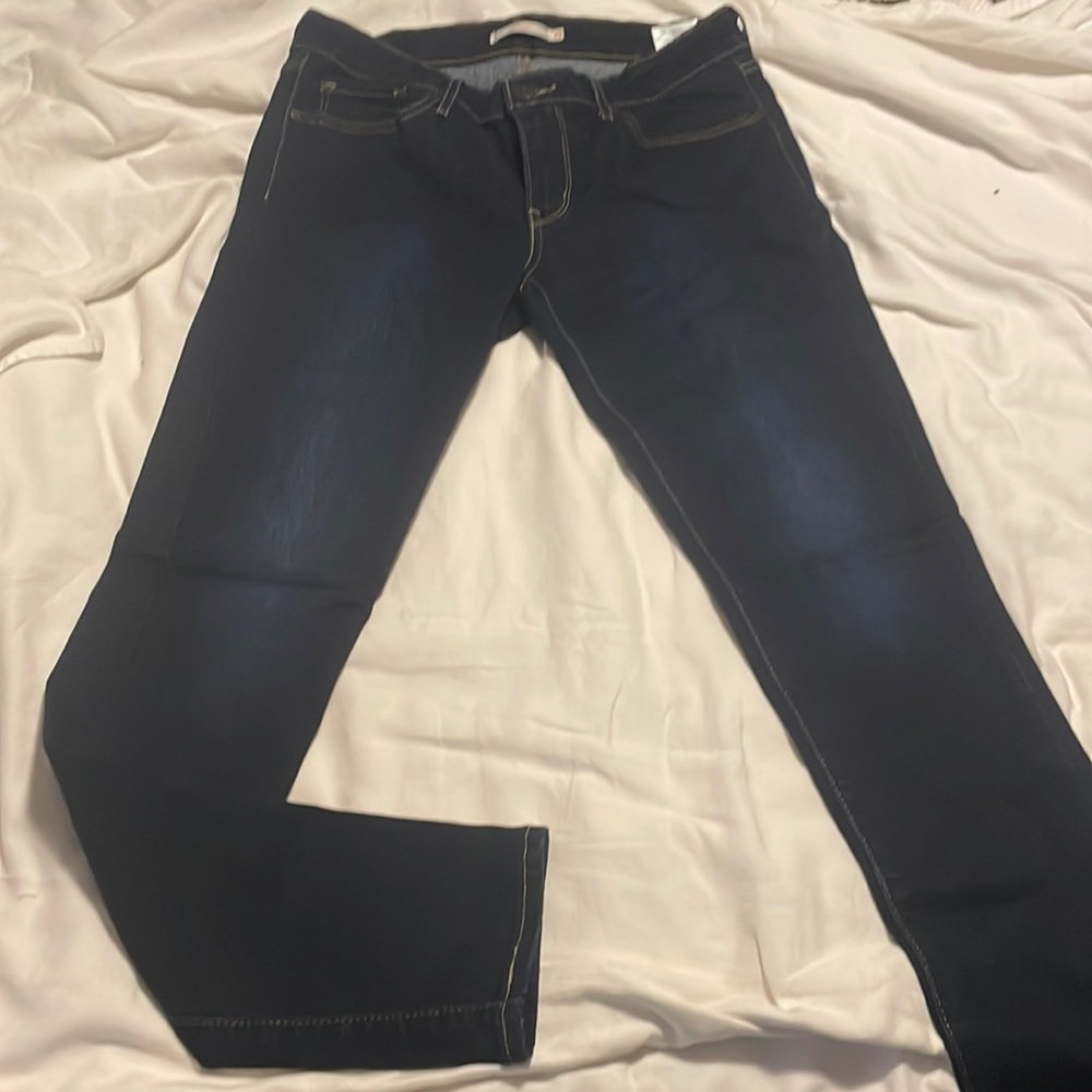 Levi skinny 711 jeans.